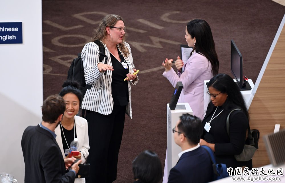 新华全媒+丨夏季达沃斯论坛:嘉宾交流沟通促合作